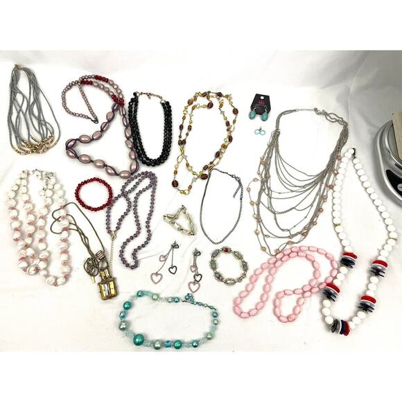 Lot Jewelry - 18 PC Jewelry Lot Estate VTG Modern Wearable Necklace Earrings Beaded Bulk